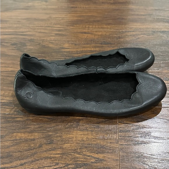 Born Women's Black Flat Shoes Size 8 1/2 M - Picture 3 of 16